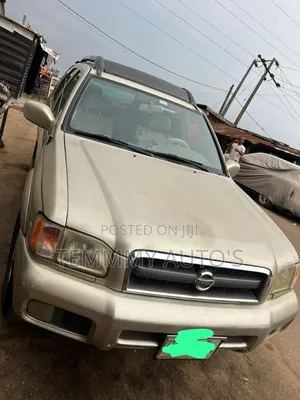Nissan Pathfinder SE AWD SUV (3.5L 6cyl 4A) 2002 Gold