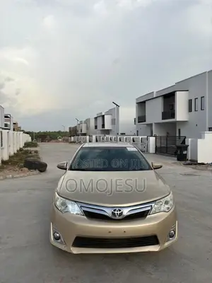 Toyota Camry XLE 4dr Sedan w/Prod. End 11/13 (3.5L 6cyl 6A) 2014 Gold