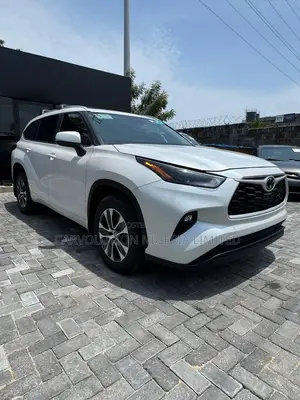 Toyota Highlander XLE AWD 2024 White