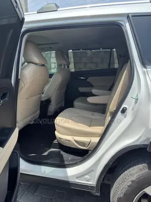 Toyota Highlander XLE AWD 2024 White