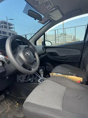 Toyota Yaris LE Hatchback 3dr 2015 Gray