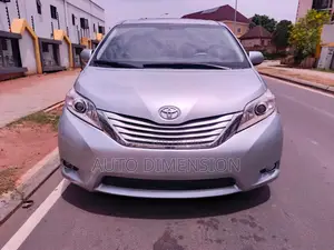 Toyota Sienna XLE FWD 8-Passenger 2013 Silver