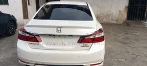 Honda Accord Touring V6 4dr Sedan FWD (3.5L 6cyl 6A) 2017 White