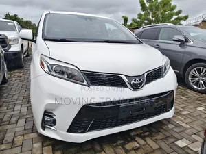 Toyota Sienna LE (3.5L 6cyl 8A) 2018 White