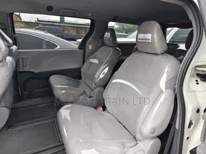 Toyota Sienna LE (3.5L 6cyl 8A) 2018 White