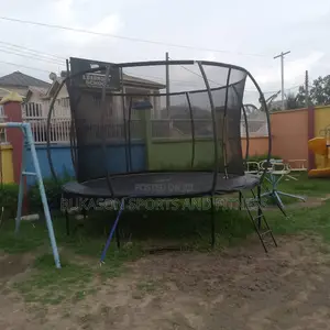 12ft Trampoline With Enclosure