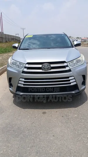 Toyota Highlander LE Plus 4x4 V6 (3.5L 6cyl 8A) 2018 Gray