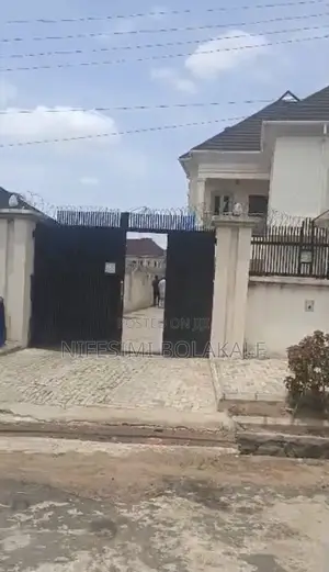 6bdrm Block of Flats in Laari Estate, for sale