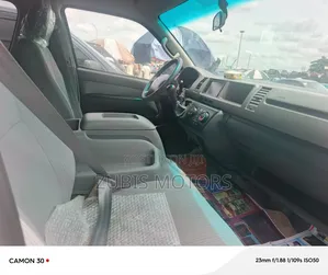 Toyota HiAce 2018 White