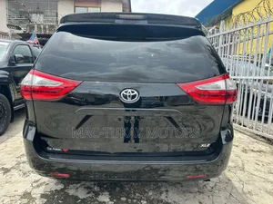 Toyota Sienna XLE 8 Passenger (3.5L 6cyl 8A) 2017 Black