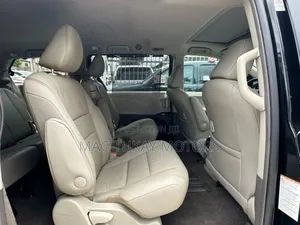 Toyota Sienna XLE 8 Passenger (3.5L 6cyl 8A) 2017 Black