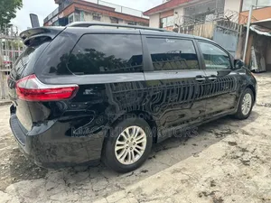 Toyota Sienna XLE 8 Passenger (3.5L 6cyl 8A) 2017 Black