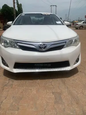 Toyota Camry XLE 4dr Sedan (2.5L 4cyl 6A) 2012 White