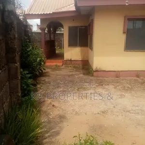 4bdrm Bungalow in Oshimili South for sale