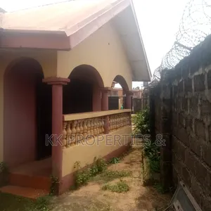 4bdrm Bungalow in Oshimili South for sale