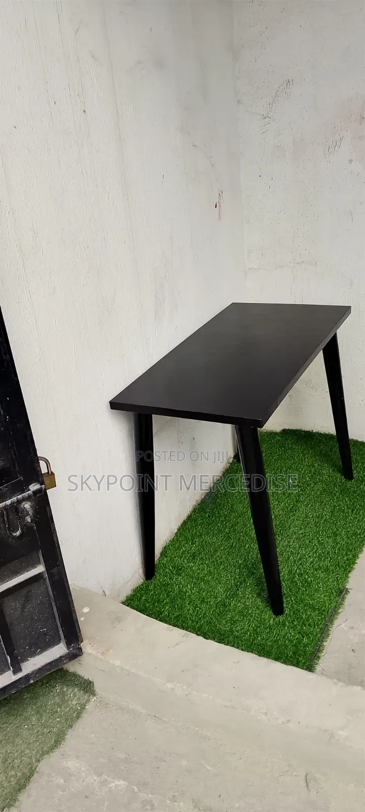 An Amak Table