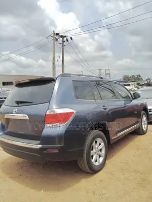 Toyota Highlander 3.5L 2WD 2013 Blue