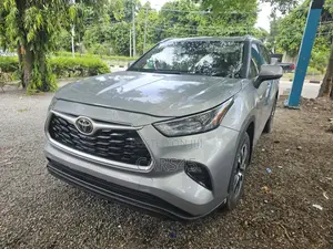 Toyota Highlander 2022 Silver