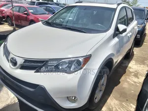 Toyota RAV4 XLE 4dr SUV (2.5L 4cyl 6A) 2014 White