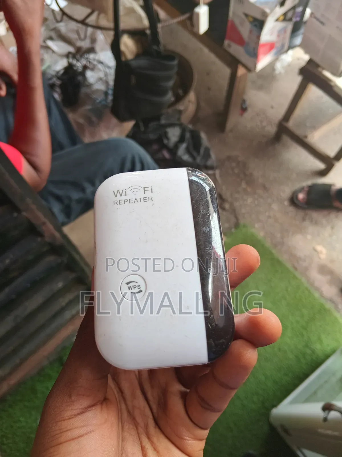 Portable White Wireless-N Wi-Fi Repeater