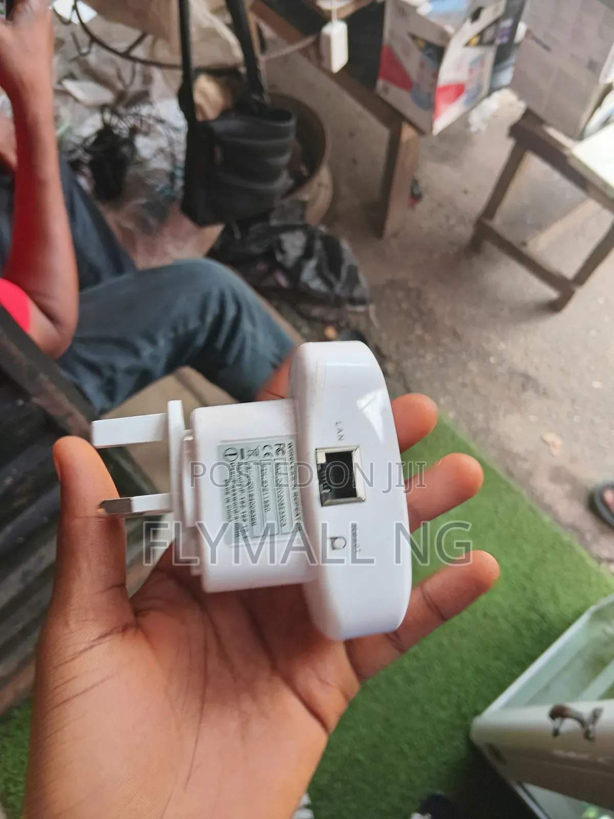 Portable White Wireless-N Wi-Fi Repeater