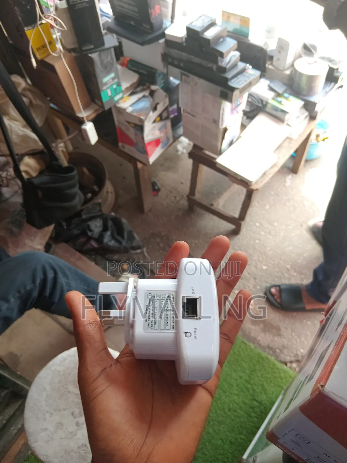 Portable White Wireless-N Wi-Fi Repeater