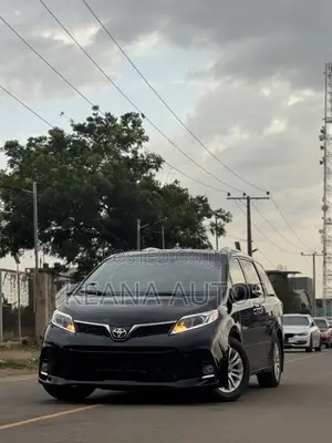Toyota Sienna XLE Premium 8 Passenger (3.5L 6cyl 8A) 2017 Black