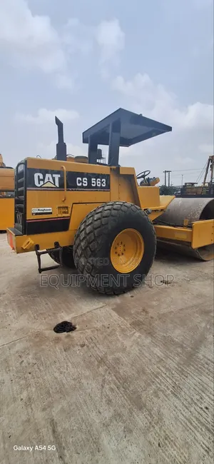 Caterpillar Smooth Drum Roller for Sale. Price: 135 Million