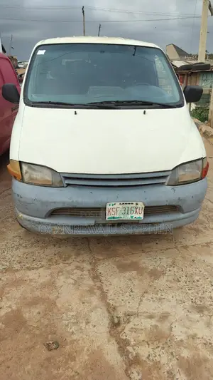 Toyota HiAce 2001 White