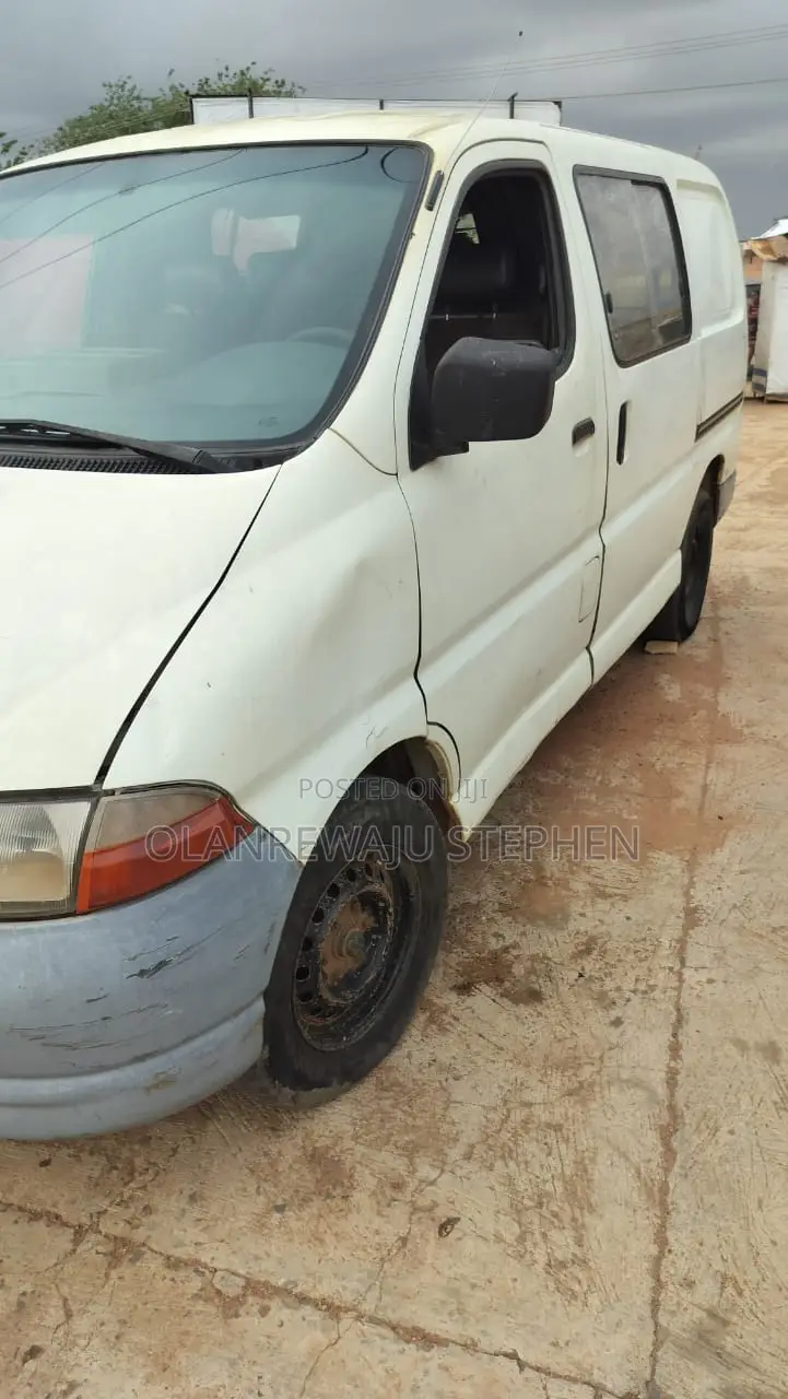 Toyota HiAce 2001 White