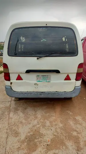 Toyota HiAce 2001 White