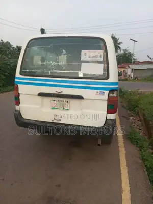 Toyota HiAce 2005 White
