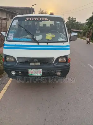 Toyota HiAce 2005 White