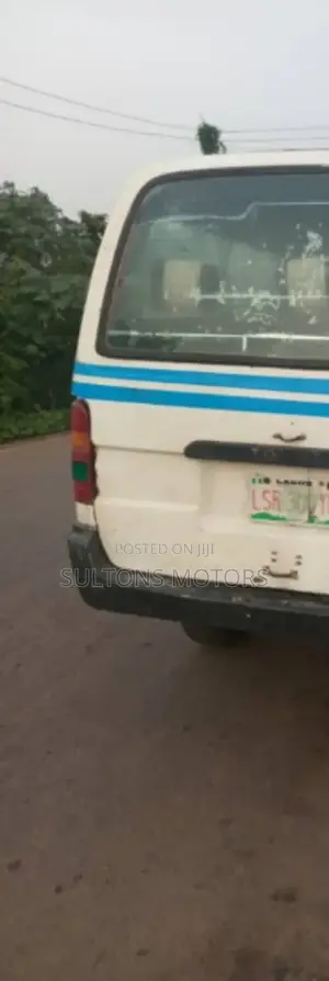 Toyota HiAce 2005 White