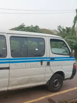 Toyota HiAce 2005 White