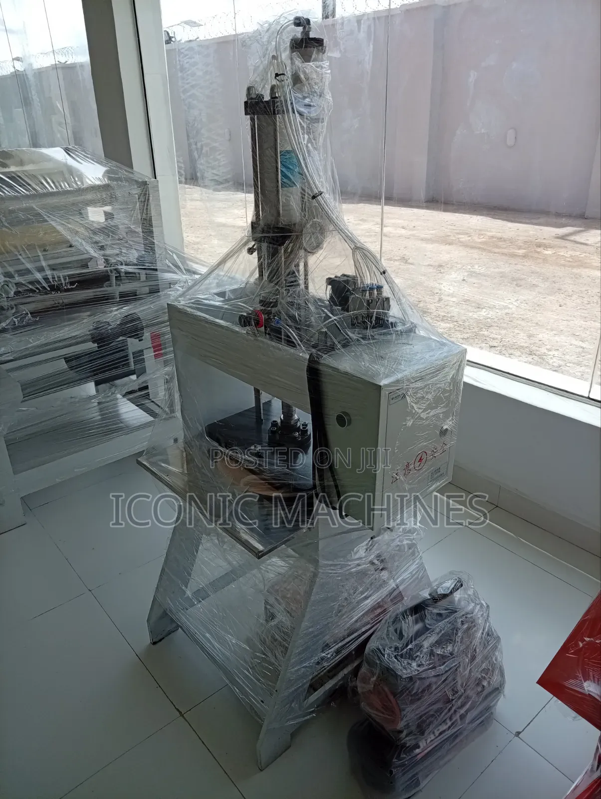 Pneumatic Punching Machine With Blades and Compressor