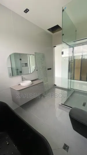 5bdrm Duplex in Chevron for sale