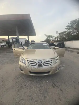 Toyota Camry XLE 4dr Sedan (2.5L 4cyl 6A) 2011 Gold