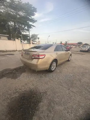 Toyota Camry XLE 4dr Sedan (2.5L 4cyl 6A) 2011 Gold
