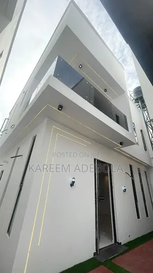 Furnished 5bdrm Duplex in Chevron for sale