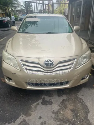 Toyota Camry XLE 4dr Sedan (2.5L 4cyl 6AM) 2010 Gold