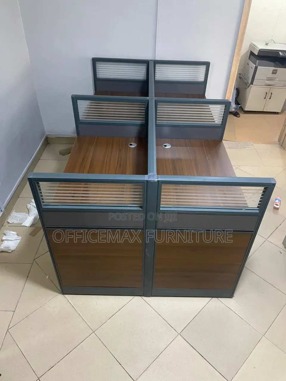 Workstation 4 Mens Table