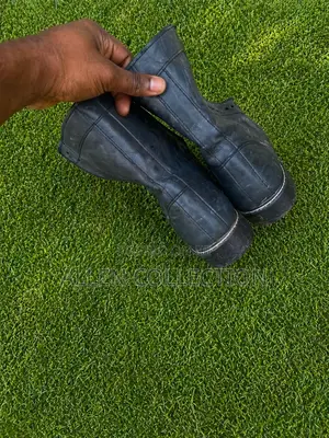Size 45 Boot in Clean Condition Hasn’T Been Used Up to a Month