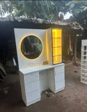 Beautiful and Strong Mirror Stand