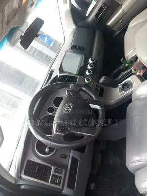 Toyota Sequoia Limited 4dr SUV 4WD (5.7L 8cyl 6A) 2011 Gray