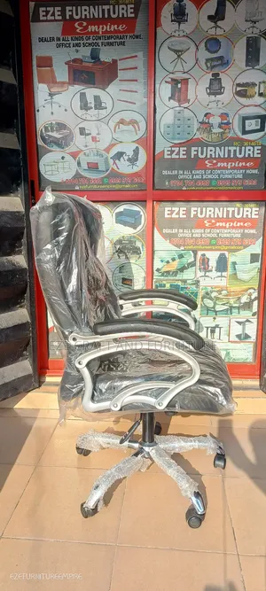 8121 Cushion Chair
