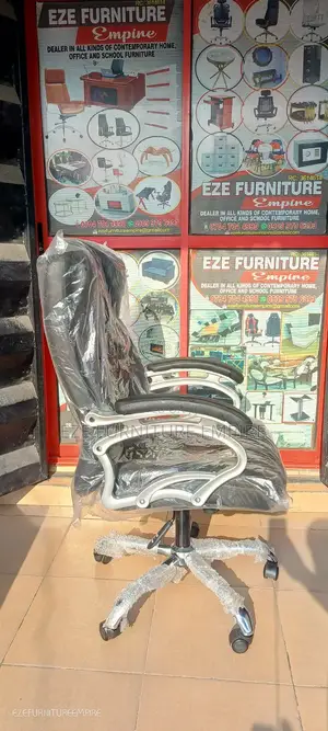 8121 Cushion Chair