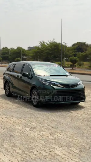 Toyota Sienna LE 8-Passenger AWD 2021 Green