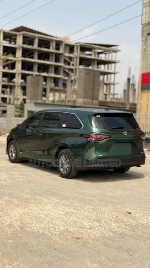 Toyota Sienna LE 8-Passenger AWD 2021 Green