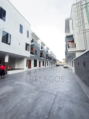 4bdrm Duplex in Chevron for sale